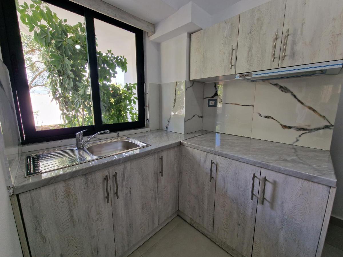 Petrefi Apartments Ksamil Exterior photo