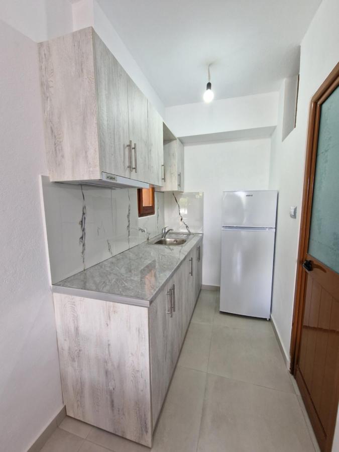 Petrefi Apartments Ksamil Exterior photo